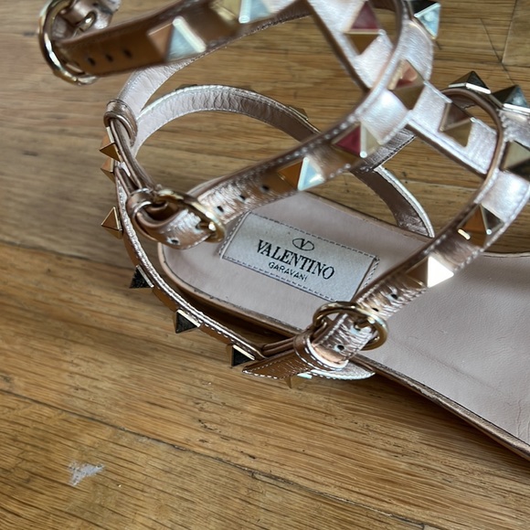 Valentino rock stud thong sandal. Rose gold leather with gold rock studs. - Picture 2 of 4
